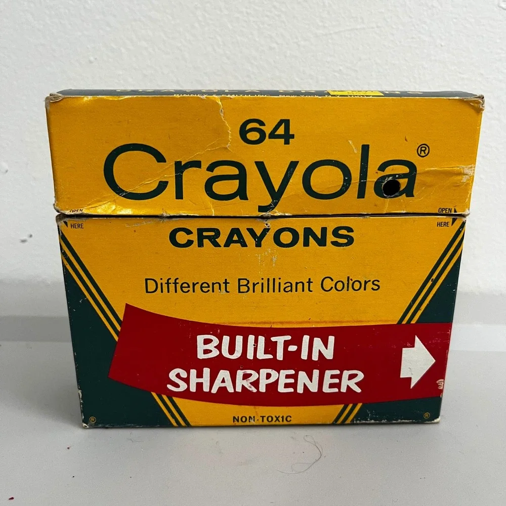 VTG Crayola 64 Crayons Binney & Smith Brilliant Colors Built In Sharpener FLAWS